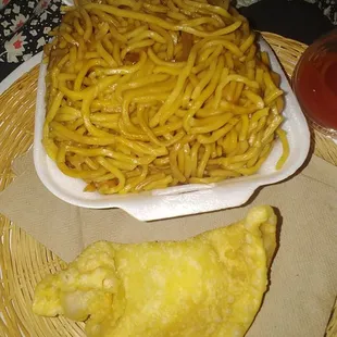 Small Vegtable Lo Mein and crab rangoon.