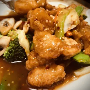 a plate of chicken and broccoli