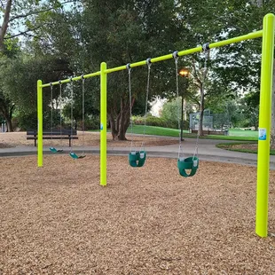 There's swings here to!