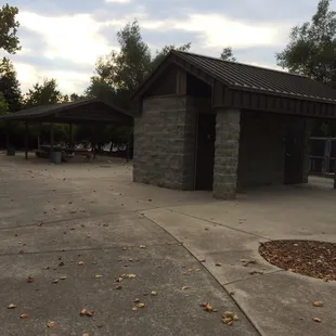 What i like about this park is one can walk over from Taco Bell and use picnic area to eat and go to the bathroom