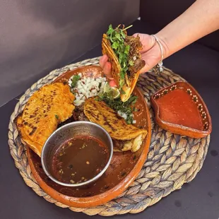 Quesi-tacos de birria