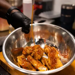 Saucing the wings