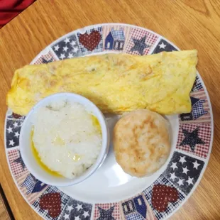Omelette with grits and biscuit