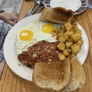 a plate of breakfast food