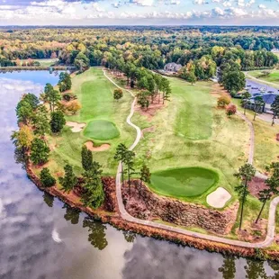 #18 - The Arrow - Par 4, don&apos;t be long or you&apos;re off the Cliff!