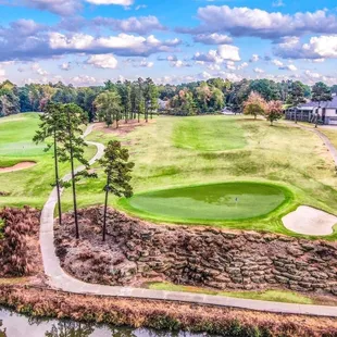 #18 - The Arrow, Par 4  - long &amp; you&apos;re off the Cliff or wet