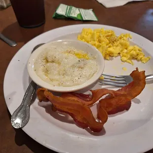Scrambled eggs, bacon, grits