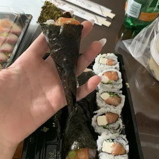 Salmon Hand Roll