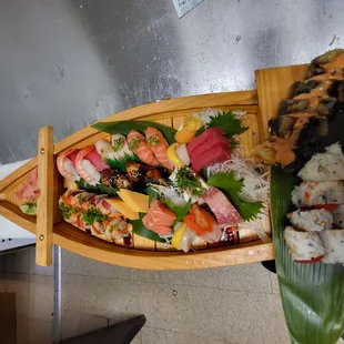 Sushi love boat