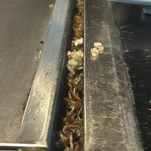 Disgusting to old food between grill and table area