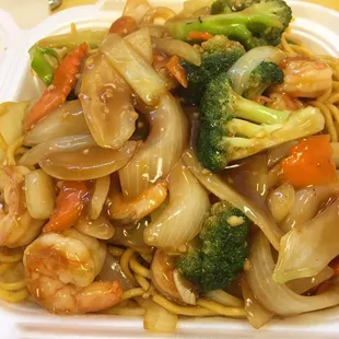 Shrimp Broccoli over Lo Mein Noodle