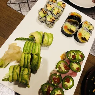 Clockwise from left upper corner: avocado peanut, vegetarian, Mexican, green rolls! Yum!