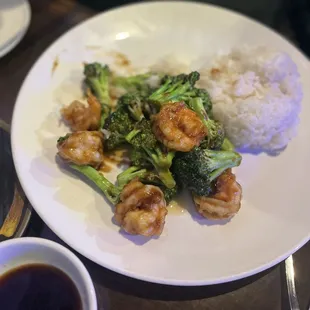 Shrimp and G02. Stir-Fried Broccoli with Beef