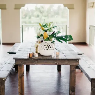 Tropical florals on rustic table and benches at the boathouse. (Photo by Decorus Photography.)