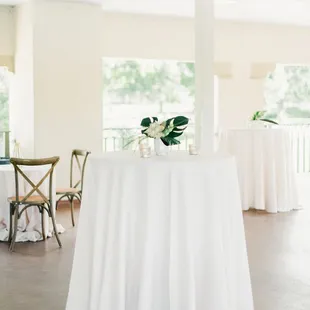 High tops with ivory linen tablecloths at the boathouse. (Photo by Decorus Photography.)