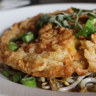 Hoi Tod (mussel crispy pancake) pour the sauce all over before devouring!