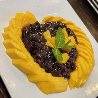 Fresh Mango with Coconut Black Sticky Rice