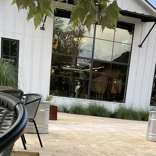 the outside of a restaurant