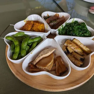 6 items mixed platter with edamame, king oyster mushroom, vegetarian fish, seaweed salad, vegetarian beef tendon, and curried tofu