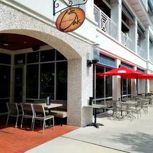 June 2011: Eat outside to be treated to some soothing Frank Sinatra over the speakers