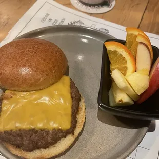 Kids burger w fruit