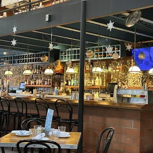 This is a beautiful bar. In the past, we have sat there and had fresh oysters and drinks.