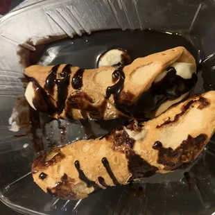 2 Cannolis