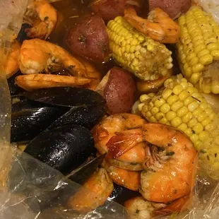 shrimp, corn, potatoes, corn on the cob