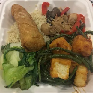 3/27/2018: Tuesday special! 1/2 Mushroom halal chicken, 1/2 tofu with string beans, bok choy, egg roll and brown rice!