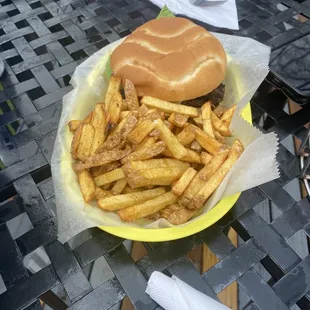 The cheeseburger was outstanding. The best cheeseburger I've had in my life. Service was also outstanding. Debra was so warm and welcoming.