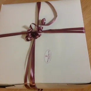 This box holds a 10" cake