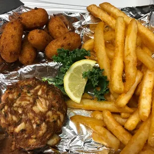 Single Jumbo Lump Crabcake Platter served w/ 2 sides