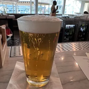 Second bartender pour