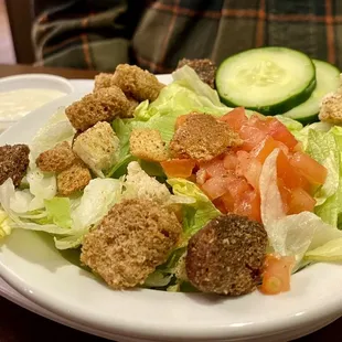a plate of salad with croutons