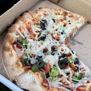 8" traditional crust vegetable pizza with daiya dairy free vegan cheese