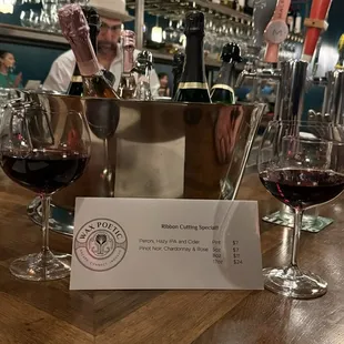 8oz pour on the left, 5oz pour on the right.