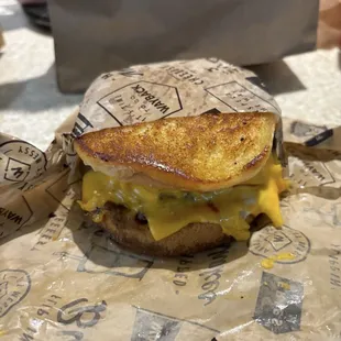 CHEEEESY BURGER