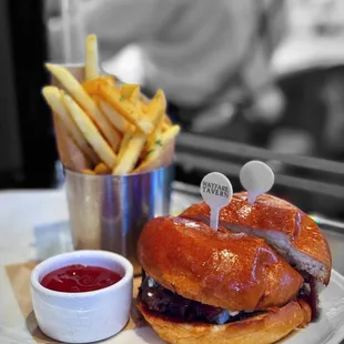 TAVERN BURGER | @wha.eva.eats