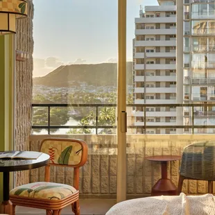 Wayfinder Waikiki King Bed