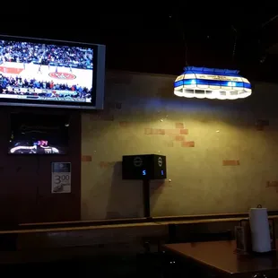 Great sports bar...lots of games on