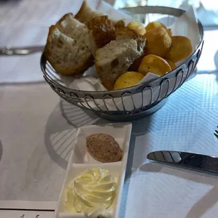 The complimentary bread service The pickles = A+++