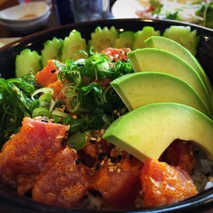 Poke&apos; tuna bowl