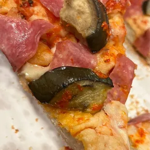 Sicilian pie... barely a drop of sauce! Horrible pizza!