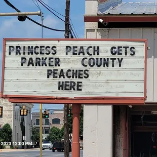 a sign that reads princess peach gets parker county peaches here