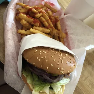 yummy hamburgers jalapeños and avocado is soo yummy and good I got it's delicious !!
