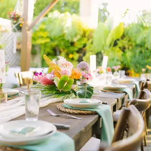 Rented chargers, napkins, table runners