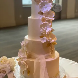 Minimalist wedding cake with magnolia sugar flowers.