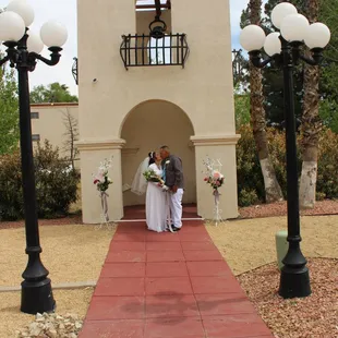 A Kiss on the Bell Tower Door.(Photo by Chasity Clark)