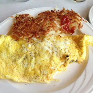 an omelet and hash browns