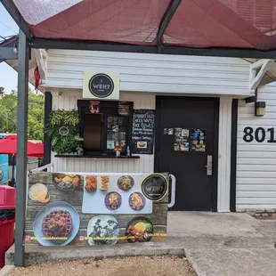 the outside of a restaurant